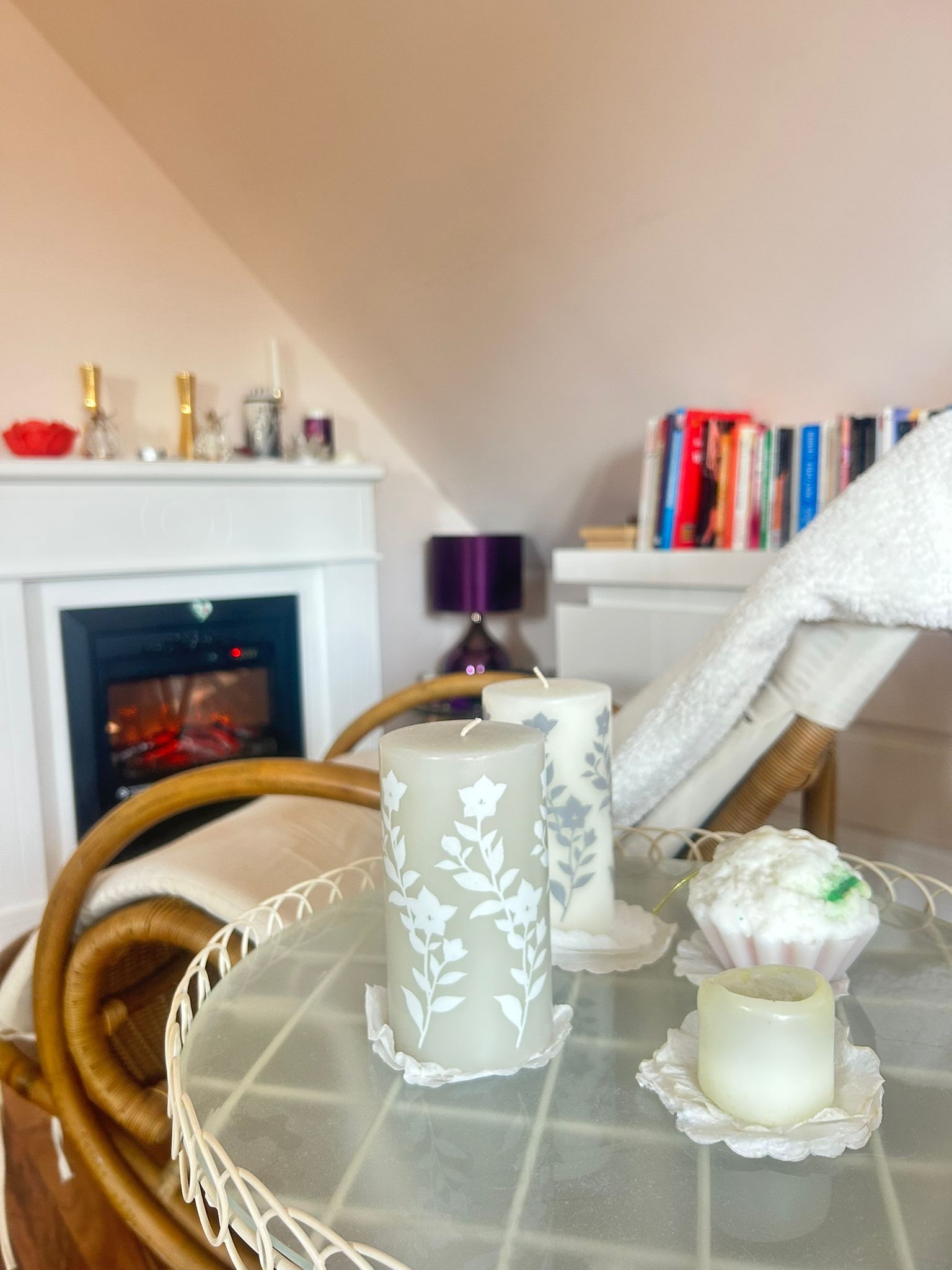 Detailaufnahme des Therapieraums mit Kerzen und Dekoration